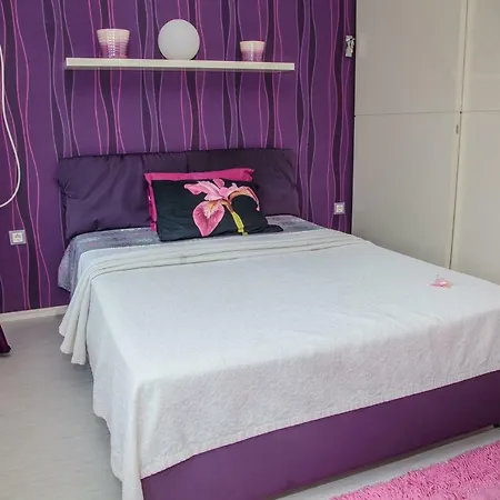 Downtown - Comfy 2-bdr. Apt In Top Centre