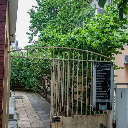 Downtown - Comfy 2-bdr. Apt In Top Centre *