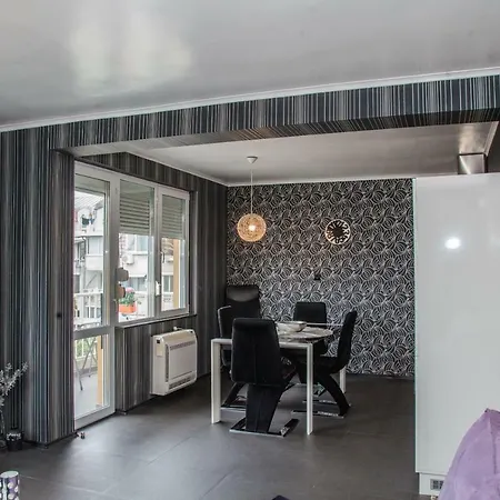 Downtown - Comfy 2-bdr. Apt In Top Centre 公寓 *